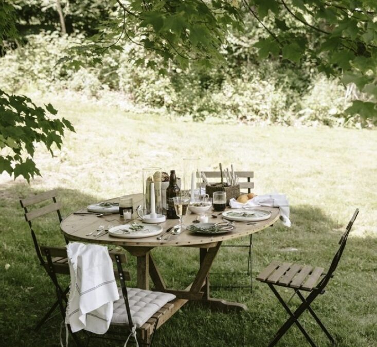 Al Fresco Living: Garden Dinners, Café Lights & the Magic of Outdoor Evenings